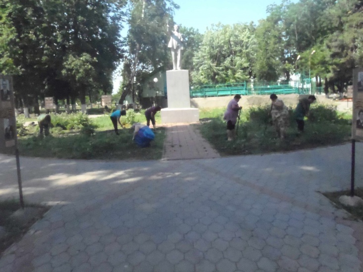 Прополка цветника возле памятника Ленина в центральном парке